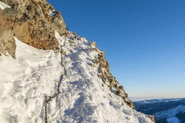 Cadena en el sendero en el paisaje de invierno en las montañas . —  Fotos de Stock