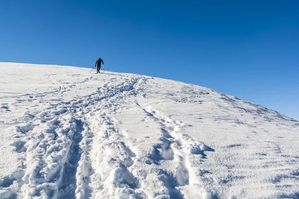 Skifahrer wandert nach oben. — Stockfoto