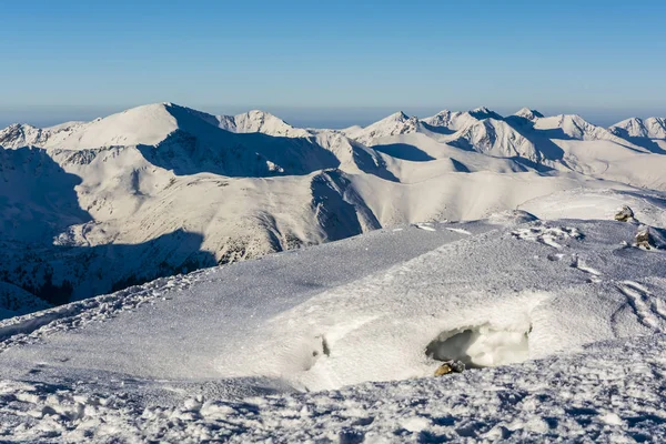 Vinterlandskap av bergstopparna. — Stockfoto