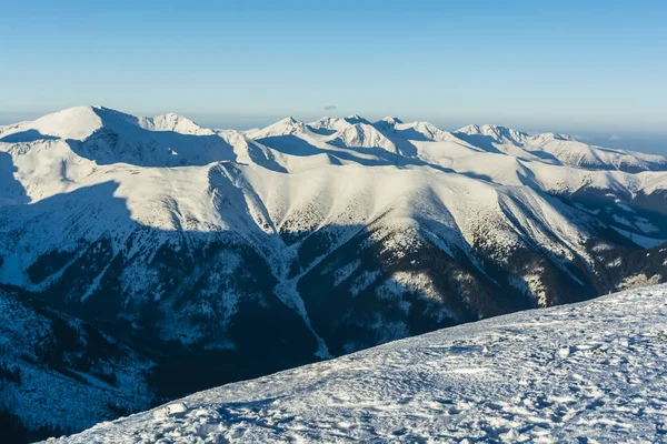 Bir soğuk kış sabahı kış ridge. — Stok fotoğraf