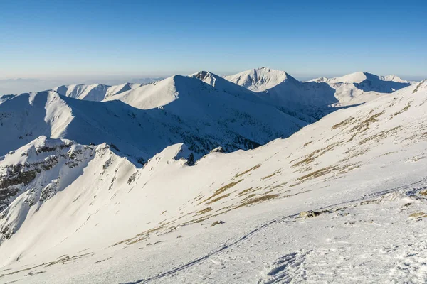 Karla kaplı ridge. — Stok fotoğraf