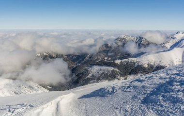 Bulutlar bir denizin üzerinde vadiler sözde.