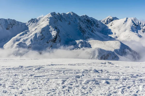 Snötäckta toppar och passerar — Stockfoto