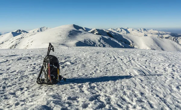 Backpack with ice axes and trekking poles in winter in the mount — Stock Photo, Image