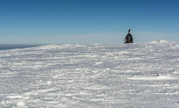 Zaino con piccozze e bastoncini da trekking sulla neve . — Foto Stock