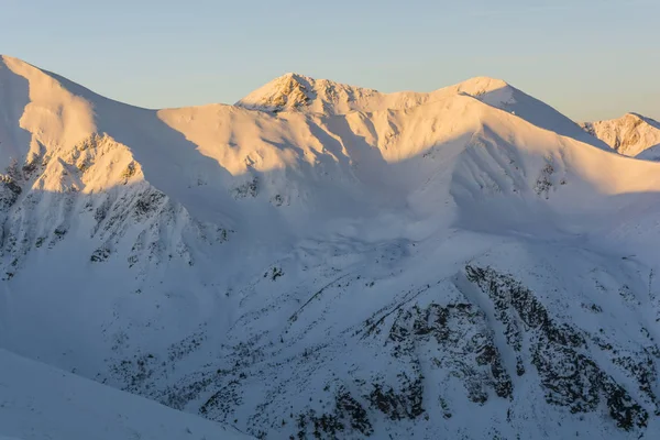 Yükselen güneş ışınlarının Peaks'e üst kısımları. — Stok fotoğraf