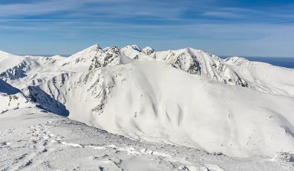 Berg på vintern. — Stockfoto