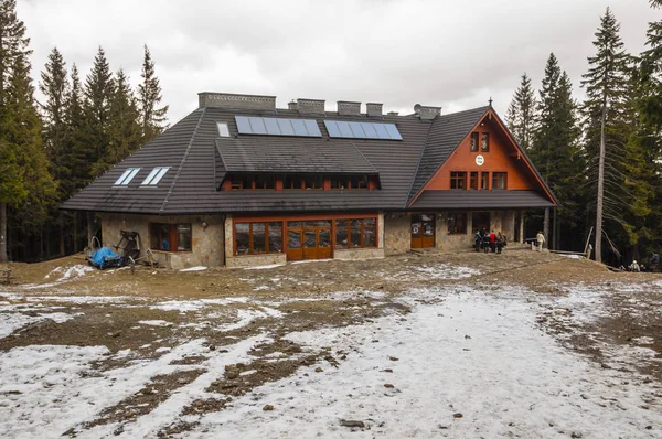 Casa de campo de montaña en las laderas del norte de Babia Gora - Nuevo edificio PTTK albergue en Markowa Szczawiny . — Foto de Stock