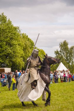Adam bir ortaçağ atlı bir zırh.