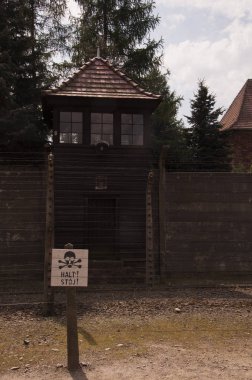 Oswiecim, Polonya - 02 Mayıs 2012: Gözetleme kulesi ve tel çit, Auschwitz-Birkenau toplama kampı.