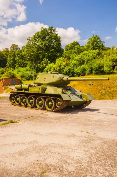 Alter t-34 / 85 war ein sowjetischer Mittelpanzer aus dem Zweiten Weltkrieg.. — Stockfoto