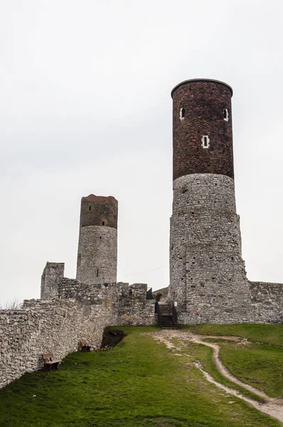 Türme auf der königlichen Burg in fröhlicher Stimmung. — Stockfoto