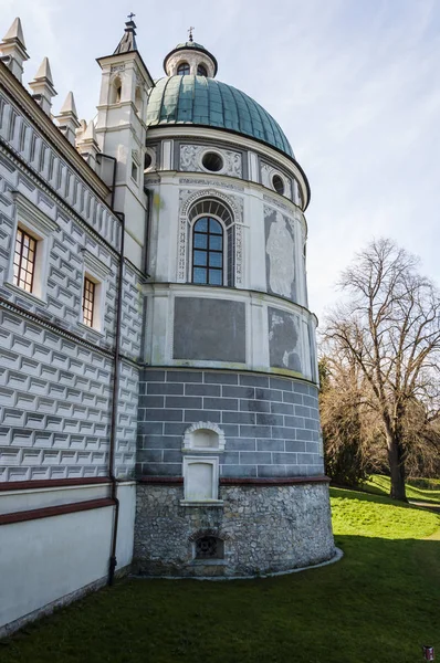 Isteni torony reneszánsz Krasiczyn Castle, Lengyelország. A vár sgrafitto technikával készült dekoráció. — Stock Fotó