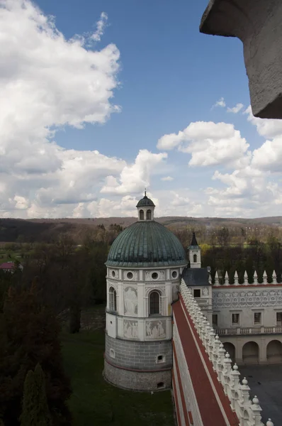 Isteni torony Krasiczyn Castle, Lengyelország. A vár sgrafitto technikával készült dekoráció. — Stock Fotó