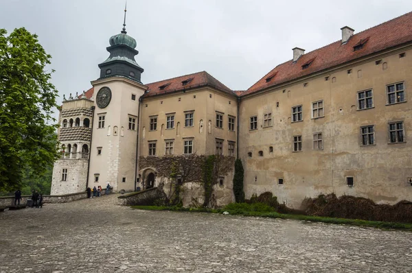 Befestigte Eingangsburg in Pieskowa skala auf dem Adlerpfad in Polen. — Stockfoto