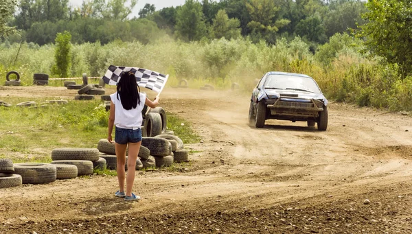 Kız yolculuk sonunda damalı bayrak duyurdu.