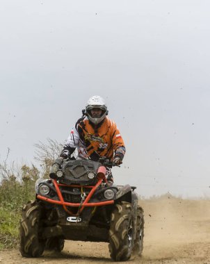 Bir boş zaman dört yolda kişini.