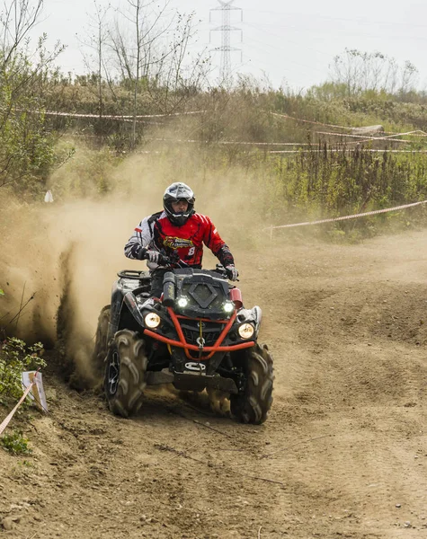 O homem treina uma moto quad . — Fotografia de Stock