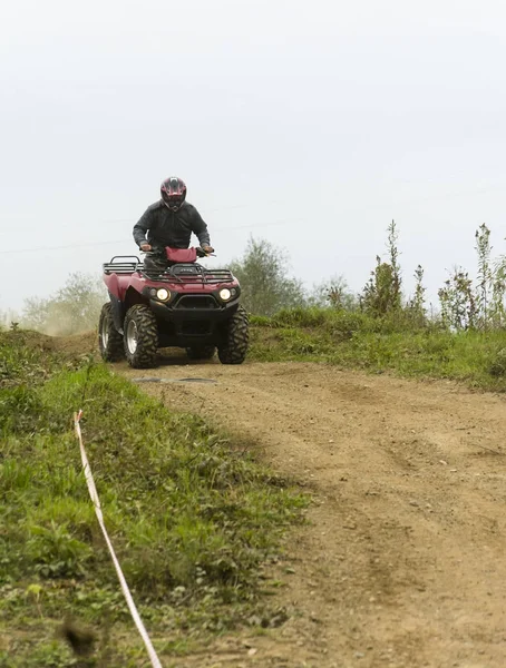 Söndagar quad rida på den off-road. — Stockfoto