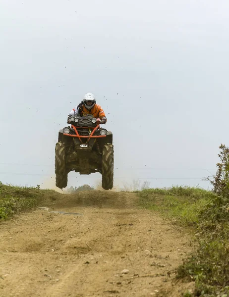 Man tijdens een sprong training tijdens het rijden op een quad. — Stockfoto