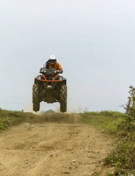 Az ember közben a jump edzés, míg a lovaglás quad. — Stock Fotó