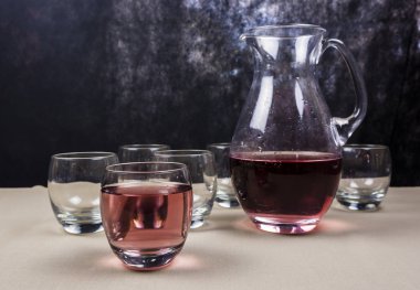 Ahududu suyu bardak maden suyu ile karışık.