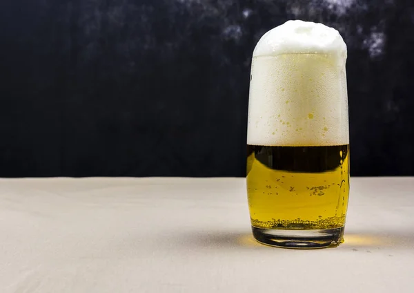 Cerveja stein com cerveja fresca . — Fotografia de Stock