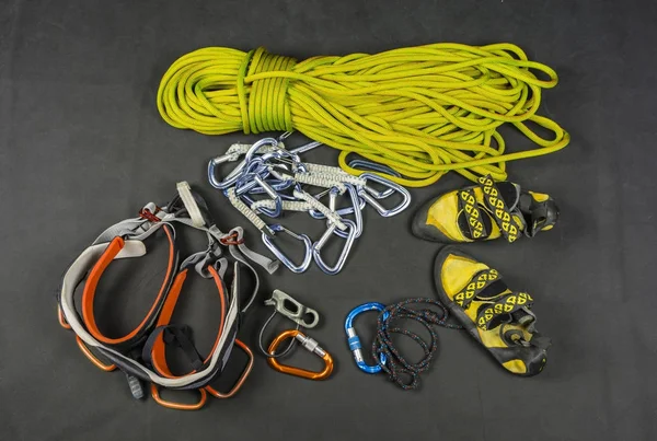 Escalada deportiva - equipamiento básico del escalador . — Foto de Stock