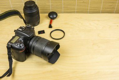 Fotoğraf makinesi aksesuarları ile.