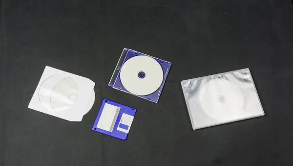 Хранение компьютерных данных - дискеты и компакт-диски . — стоковое фото