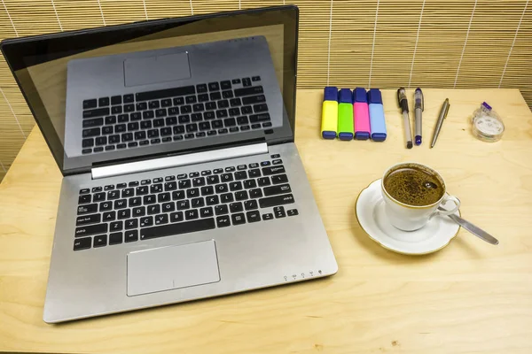 Kaffee in der Tasse zu Beginn der Arbeit. — Stockfoto