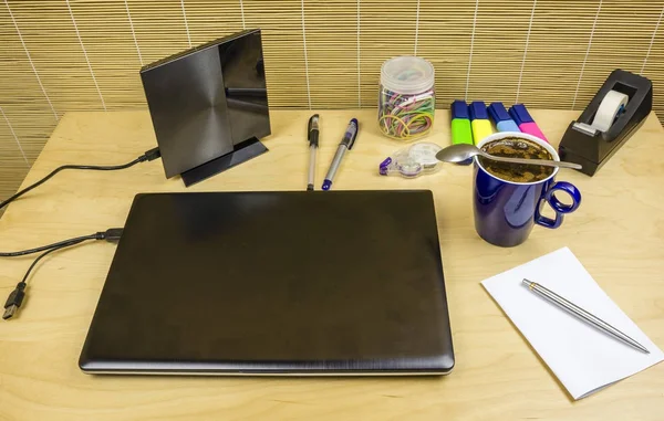 Escritorio de madera en la oficina en casa . — Foto de Stock