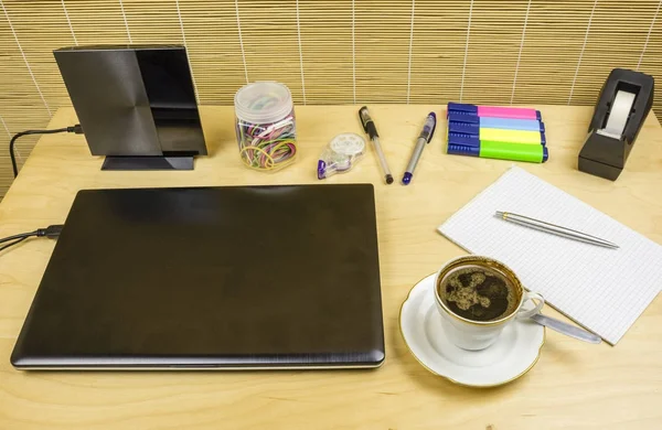 Café preparado en una taza en un escritorio . —  Fotos de Stock