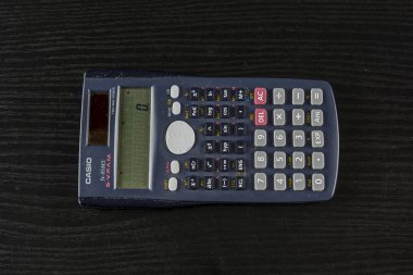 Casio fx-85ms bilimsel hesap makinesi.