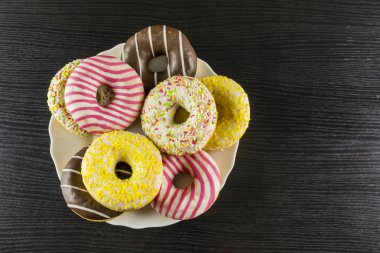 Plaka ile renkli donut.