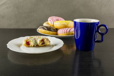 Doldurulmuş donut kurabiye ve kahve kupa.