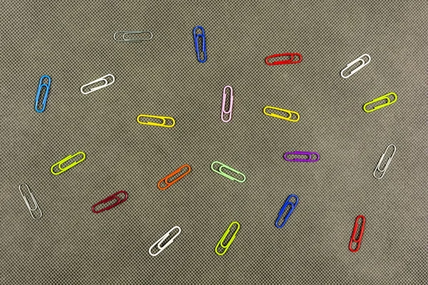 Clipes de papel de escritório coloridos diferentes como um padrão . — Fotografia de Stock