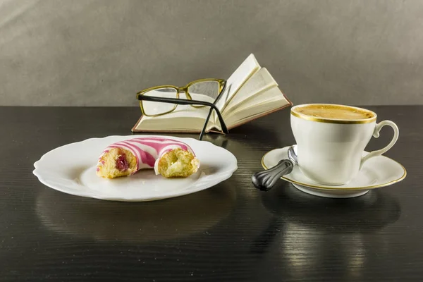 In de pauze van het lezen van het boek, is het tijd voor iets zoet en drinken. — Stockfoto