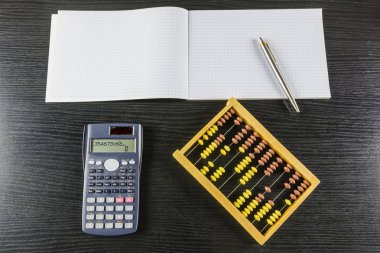 Bir eski abacus veya yeni hesap makinesi sayım.