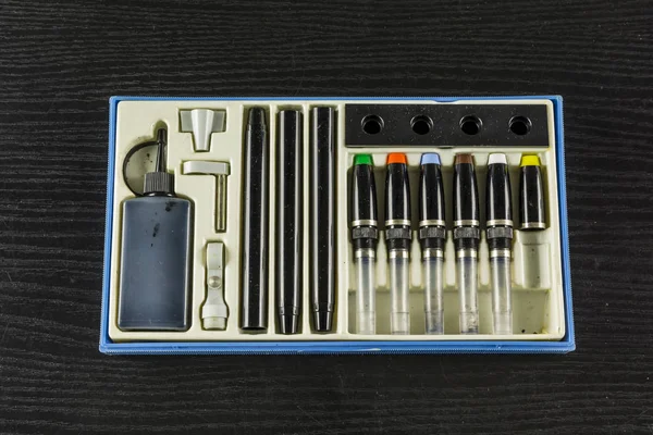 Великий набір технічних ручок для технічних креслень двигуна — стокове фото