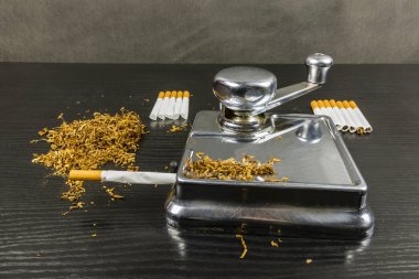 Besleyici el ile uygulama tütün sigara tüpler içine kısa şeritler halinde kesmek için.