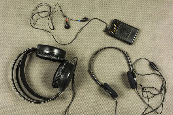 Radio en diverse soorten hoofdtelefoons. — Stockfoto