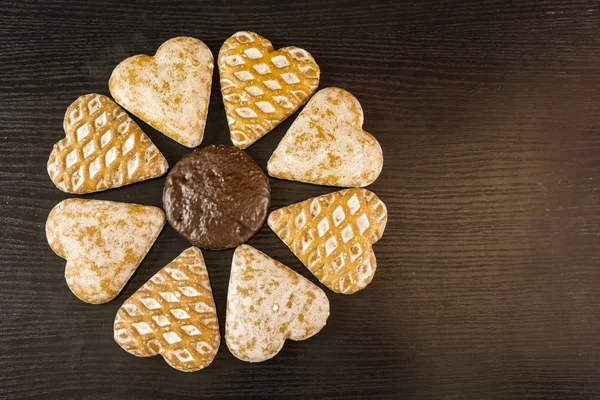 Pan de jengibre en forma de corazón dispuesto en una flor . — Foto de Stock