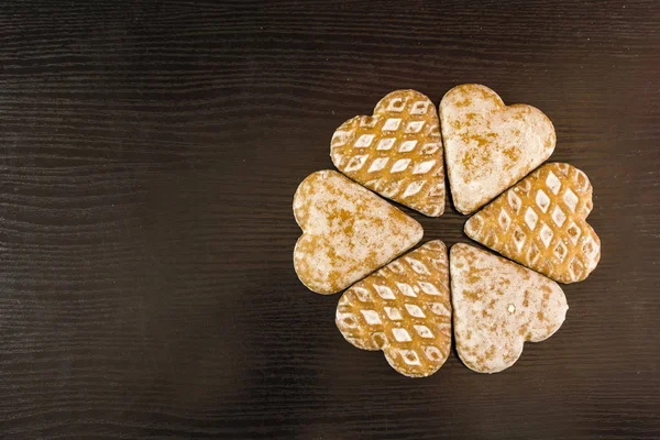 Una flor de San Valentín hecha de pan de jengibre en forma de corazón . — Foto de Stock