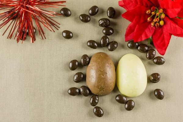 Sterren van de bruine en witte chocolade ei voor Pasen. — Stockfoto