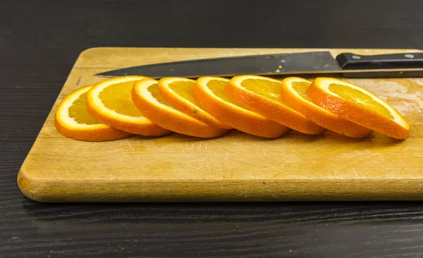 Кусочки сладкого апельсина на доске . — стоковое фото