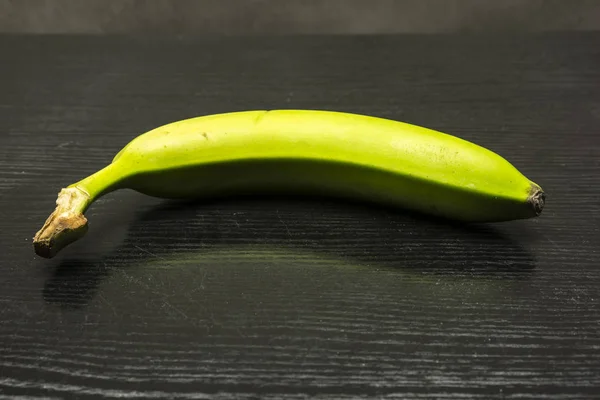 Banane non mûre à la peau verte . — Photo
