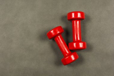 Kırmızı dumbbells üç kilogram ağırlığında.