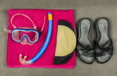 Plajları veya yüzme havuzu için donatım.