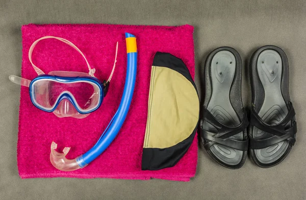 Plajları veya yüzme havuzu için donatım.